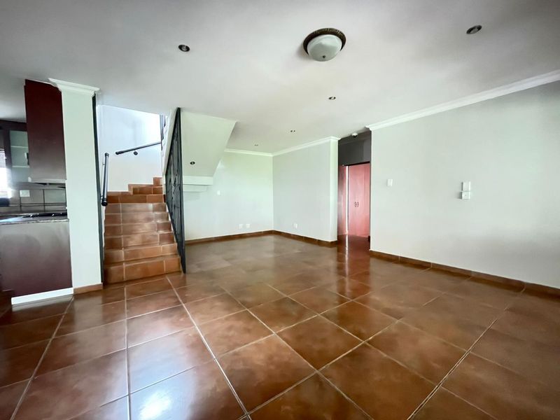 BEAUTIFUL FAMILY HOME FOR SALE IN AMBERFIELD RIDGE ESTATE!!! - Photo 6