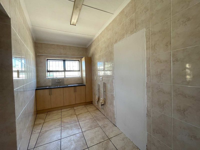 Restore the Charm – Spacious Hartenbos Central Home with Pool & Wooden Floors - Photo 10