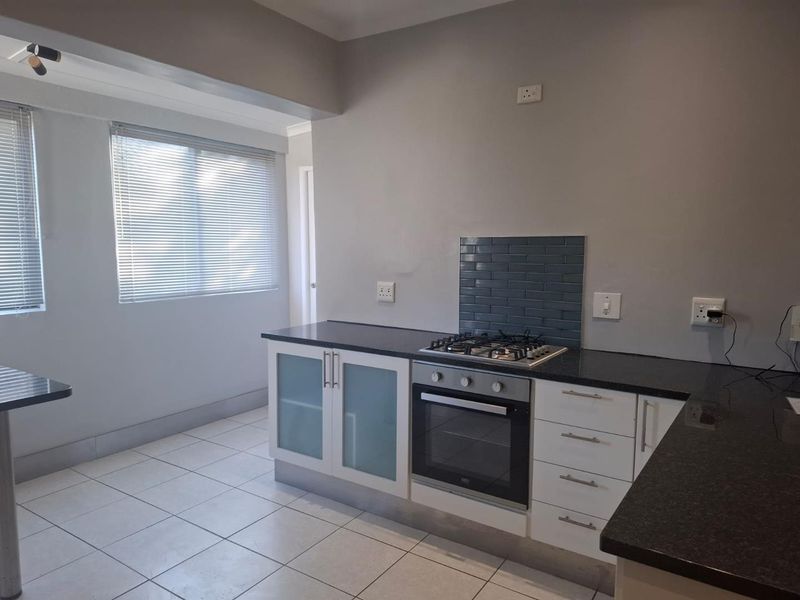 Renovated 2 bedroom UNFURNISHED unit - Photo 6