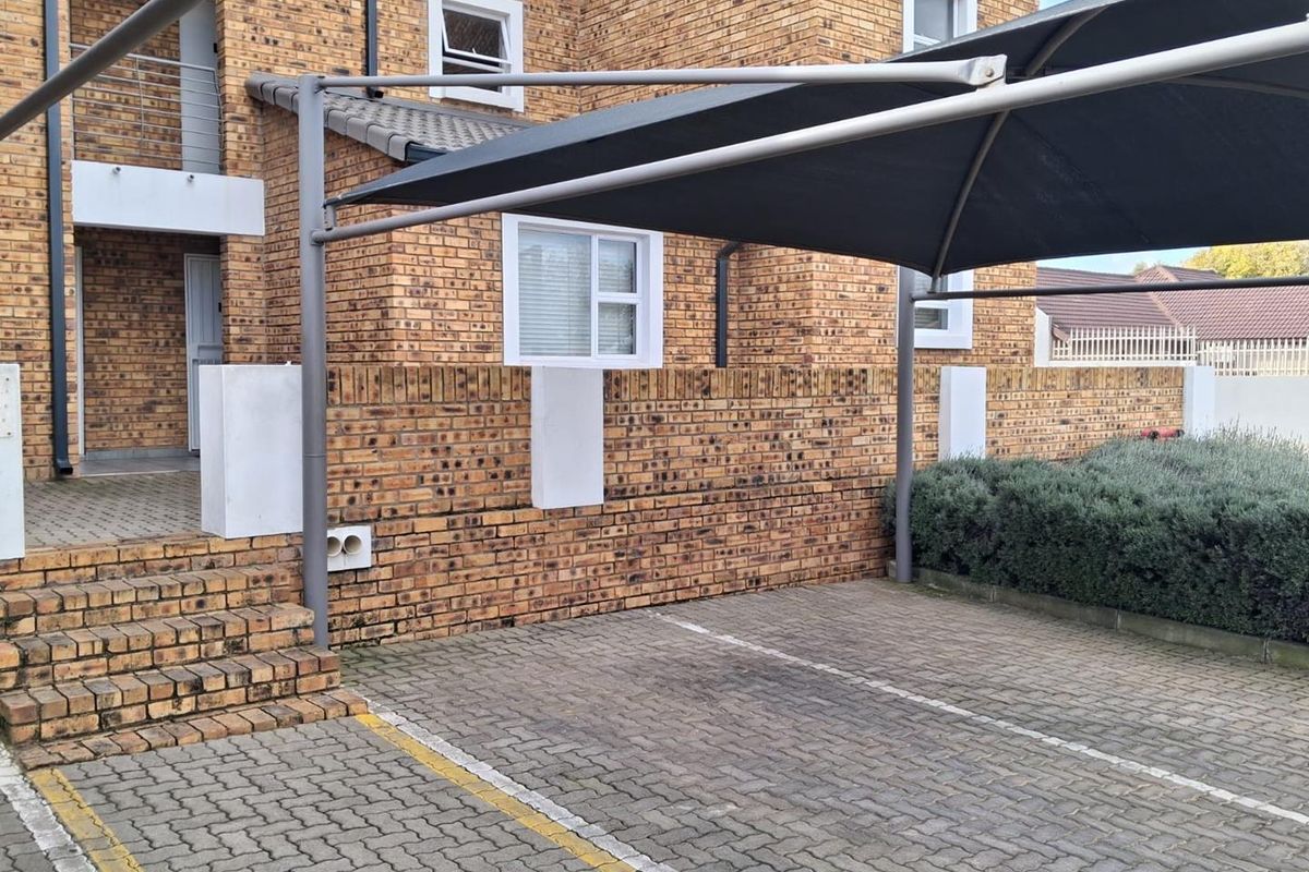 Modern three bedroom ground floor unit - Photo 3
