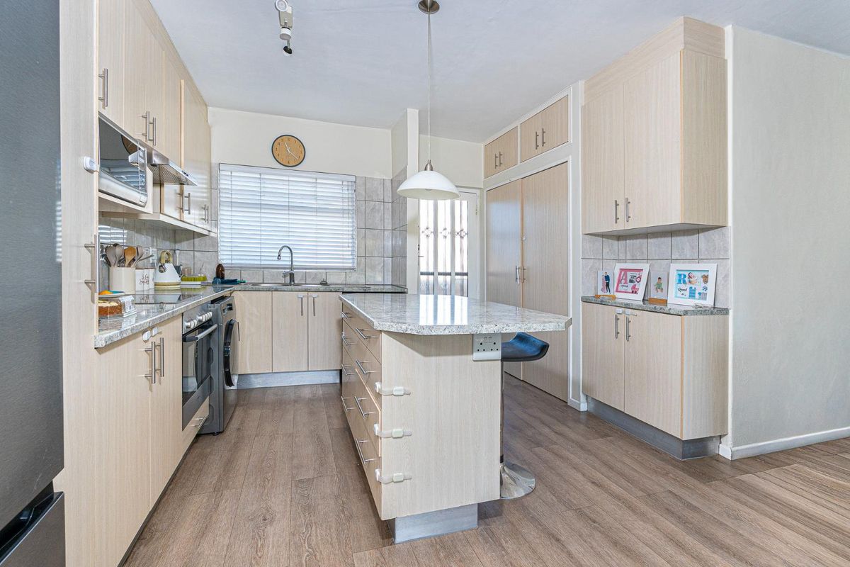 Sunny 2-Bedroom Apartment with Amazing Views - Photo 4