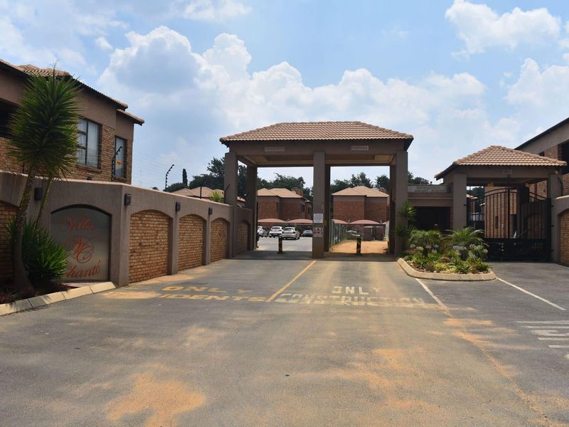 Popular complex - ground floor unit - Photo 2