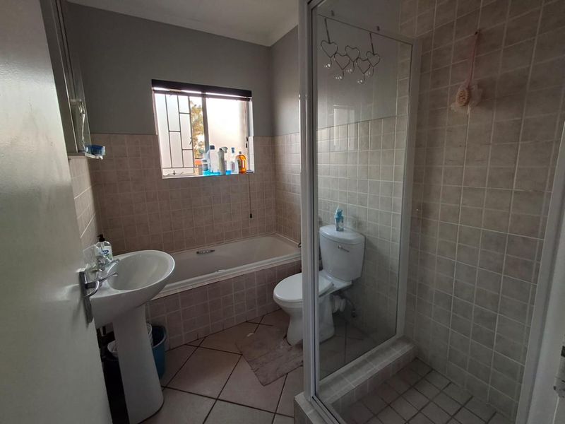 Beautiful First Floor Townhouse - Photo 3