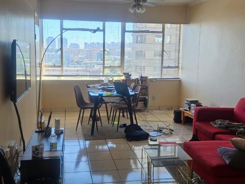 Spacious 2-Bedroom Flat in the Heart of Johannesburg CBD - Photo 10
