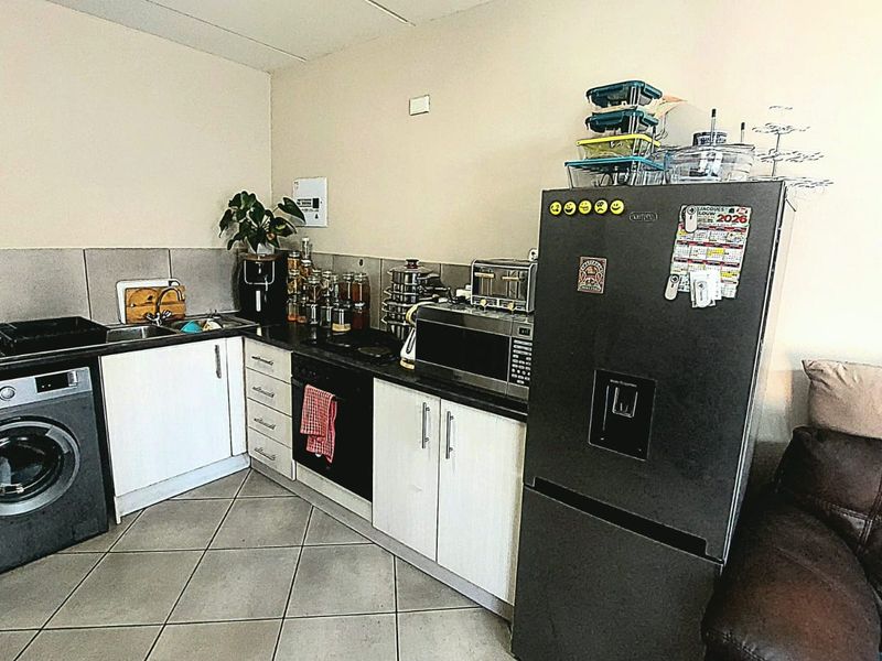 Secure 2-Bedroom Ground Floor Unit with Patio ! - Photo 5