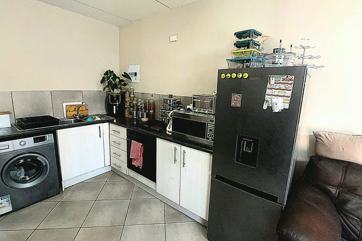 Secure 2-Bedroom Ground Floor Unit with Patio ! - Photo 5