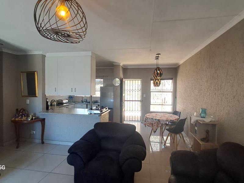 Well located 3 Bedroom/2 Bathroom simplex unit - Photo 8