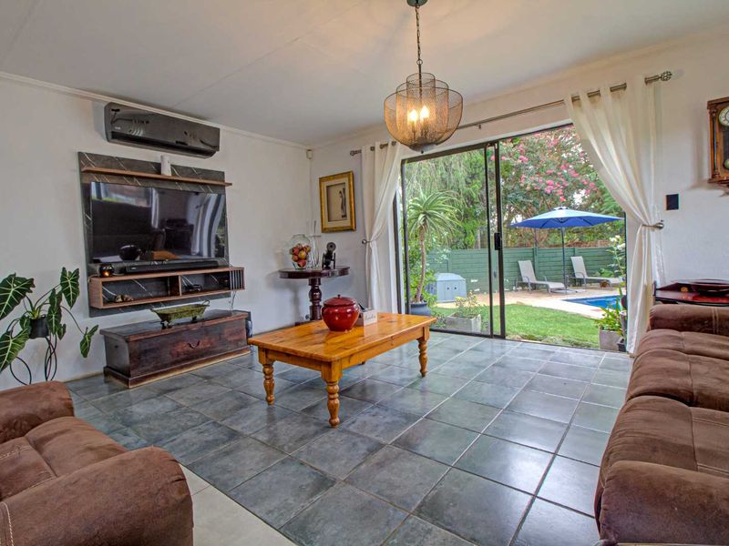 Effortless Elegance: Pool, Jacuzzi, & More - Photo 10