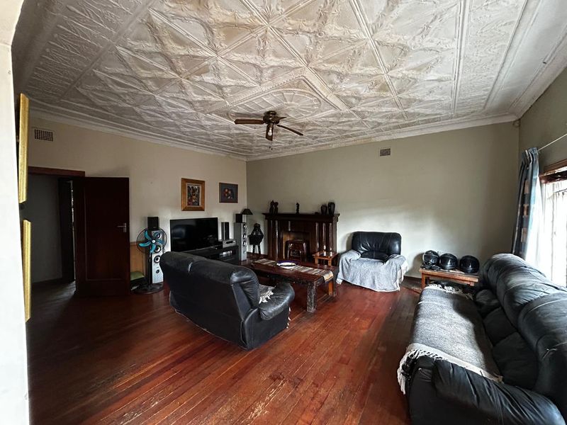 Charming 3-Bedroom Home - Photo 7