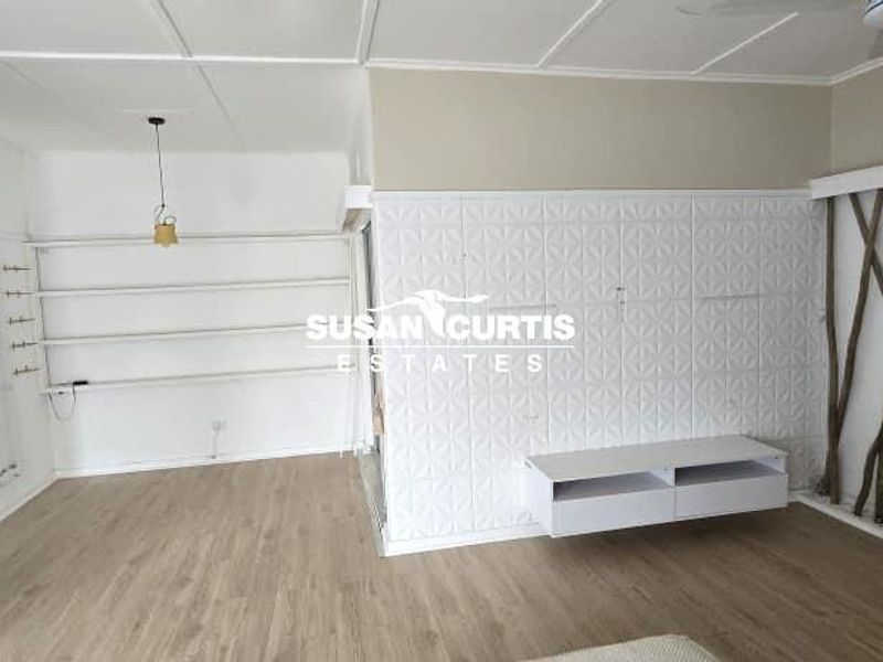 Family-Friendly House Featuring BBQ Room & Secure Enclosed Yard - Photo 1
