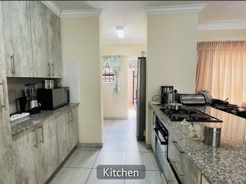 3 Bedroom House for Sale in Amandasig, Pretoria - Photo 6