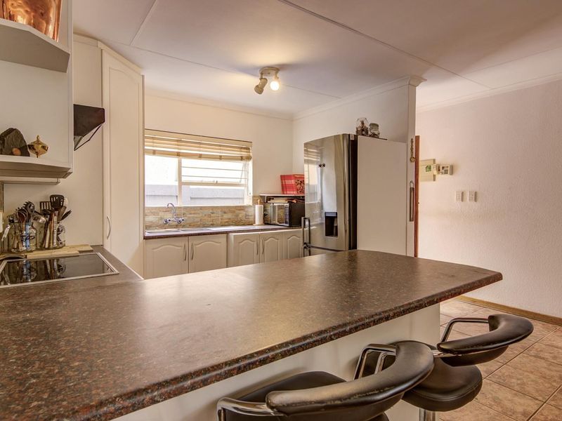 NEAT and SECURE CLUSTER - PET FRIENDLY - Photo 9