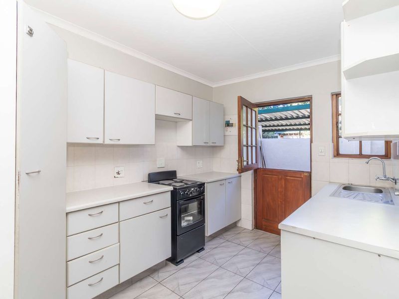 Spacious 2 Bedroom townhouse - Photo 6
