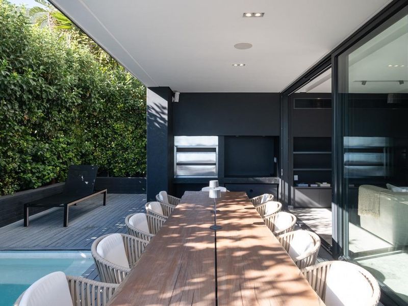 Stylishly Sleek - Photo 10