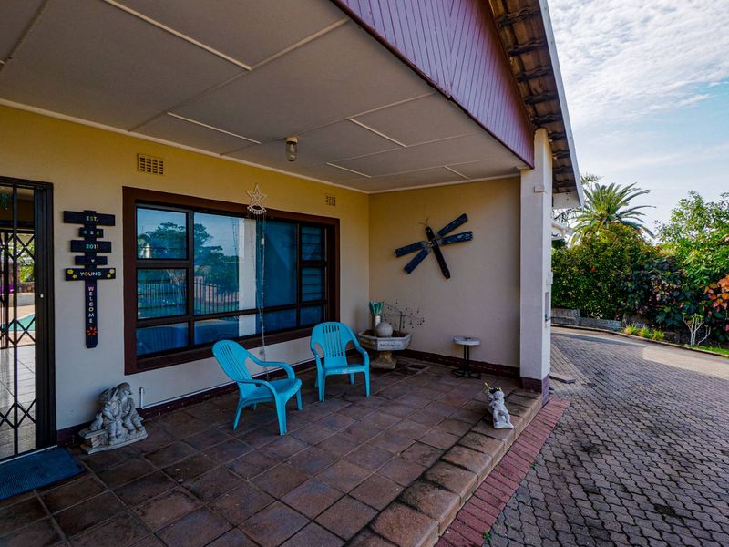 Above road level home with cottage - Photo 4