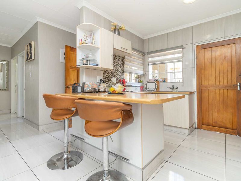 Your Dream 2-Bedroom Home Awaits in Upmarket Little Falls - Photo 8