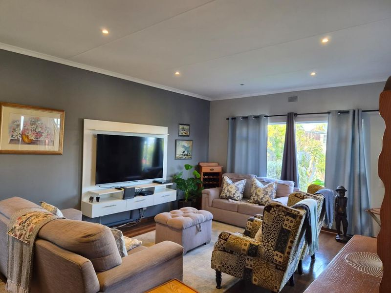 Spacious three-bedroom family home in Bluff featuring a swimming pool, lapa, and scenic garden views. Includes flatlet - Photo 5
