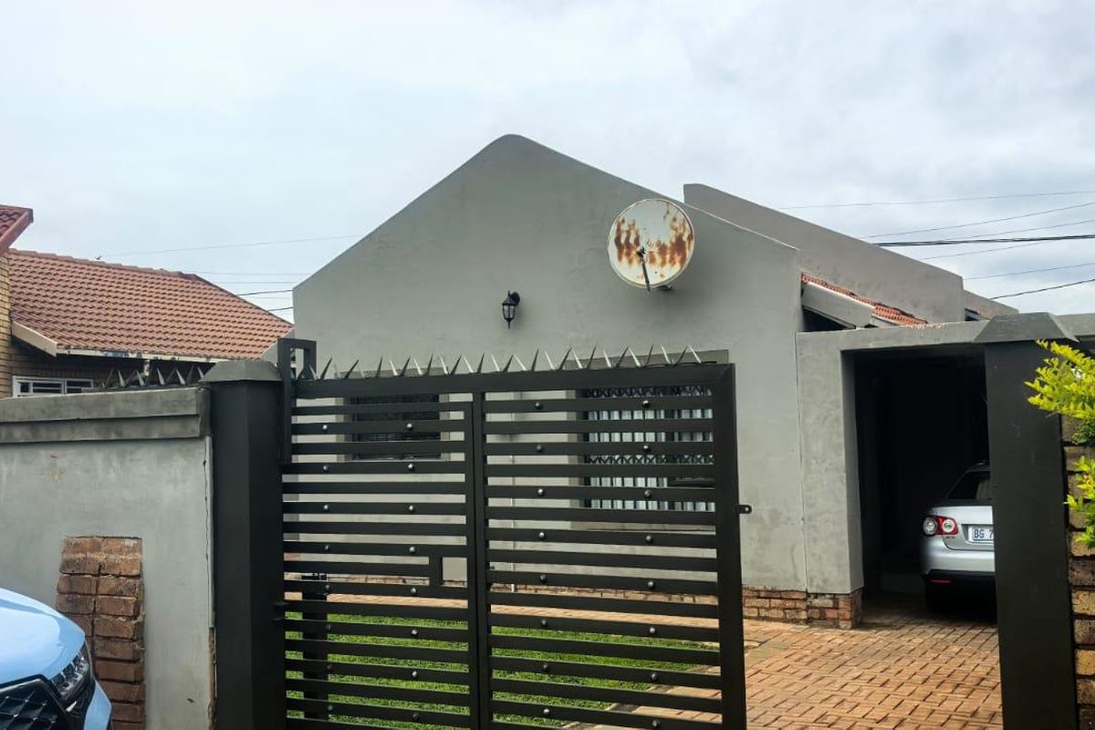 Three bedroom house for sale in soshanguve U U - Photo 3