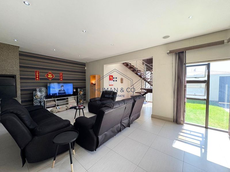 Stunning Modern 5-Bedroom Home in Fairway Estate - Photo 4