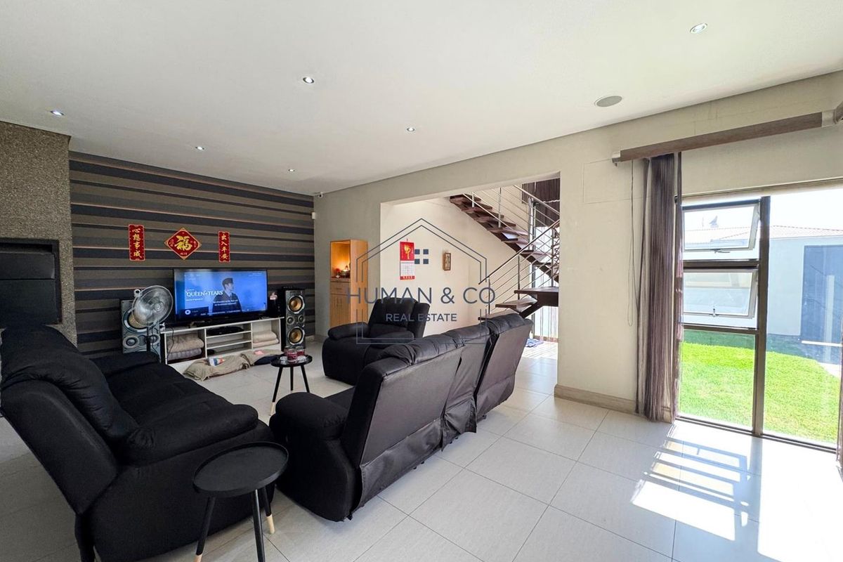 Stunning Modern 5-Bedroom Home in Fairway Estate - Photo 4