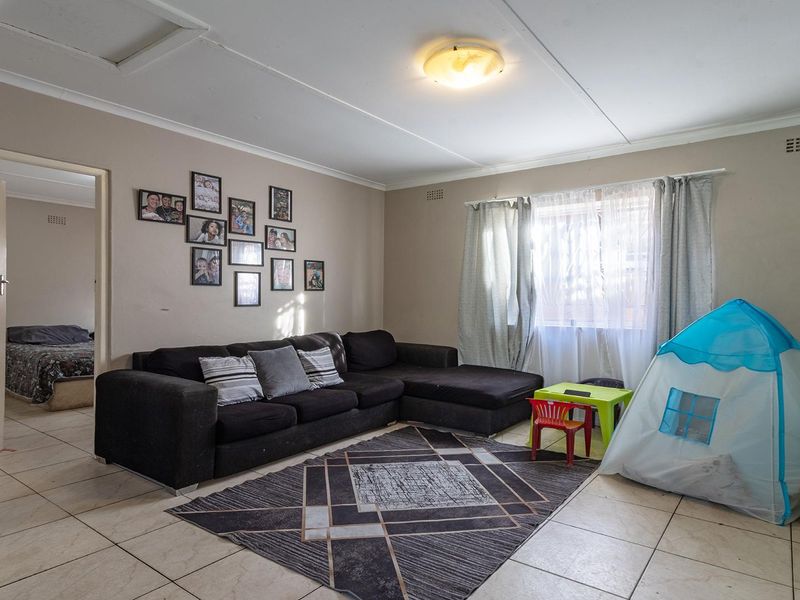 Spacious 2-Bedroom Home with Self-Contained 2-Bedroom Flat – Ideal for Families or Investment - Photo 5