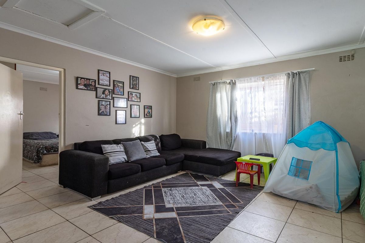 Spacious 2-Bedroom Home with Self-Contained 2-Bedroom Flat – Ideal for Families or Investment - Photo 5