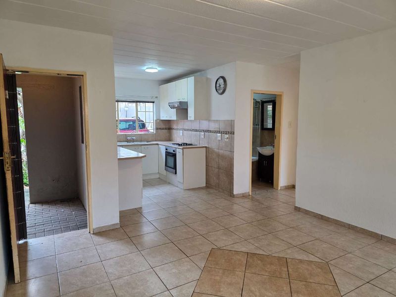 PET FRIENDLY GROUND FLOOR APARTMENT - Photo 9