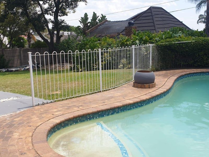 Spacious 3-Bedroom Family Home in Rooihuiskraal - Photo 2