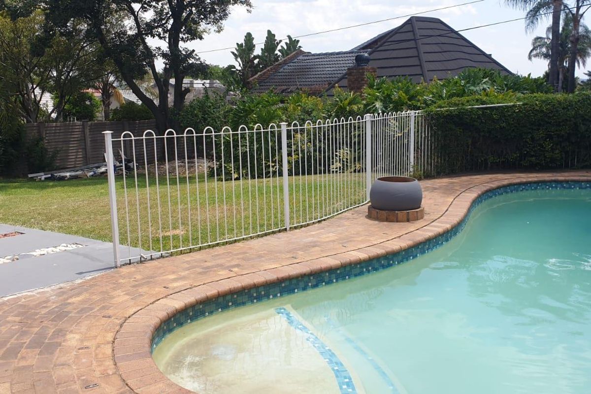 Spacious 3-Bedroom Family Home in Rooihuiskraal - Photo 2