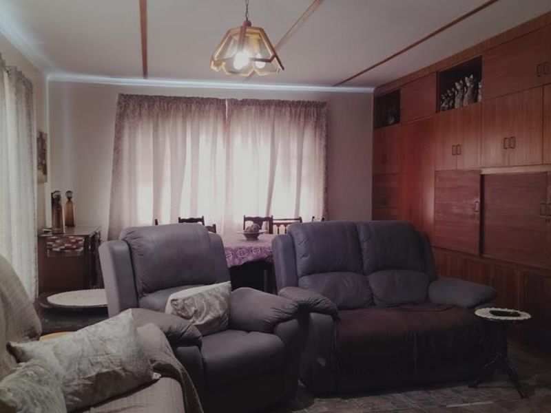 **A Spacious Family Home Perfect for Entertaining** - Photo 5