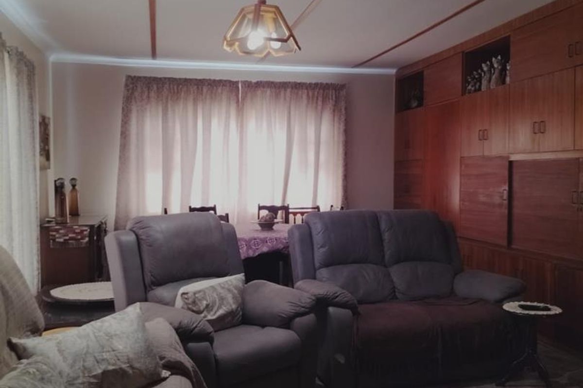 **A Spacious Family Home Perfect for Entertaining** - Photo 5