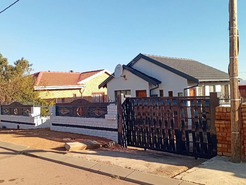 2 Bedroom House for Sale in Soshanguve WW - Photo 4