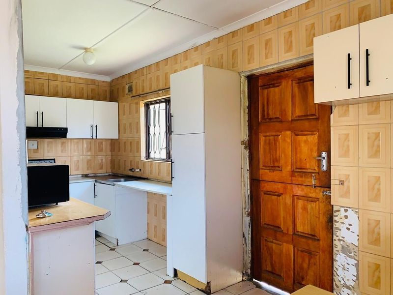 Spacious Five-Bedroom Haven Awaiting Your Touch in Umlazi - Photo 3