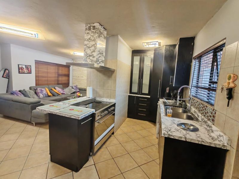 A STUNNING TOWNHOUSE - Photo 4