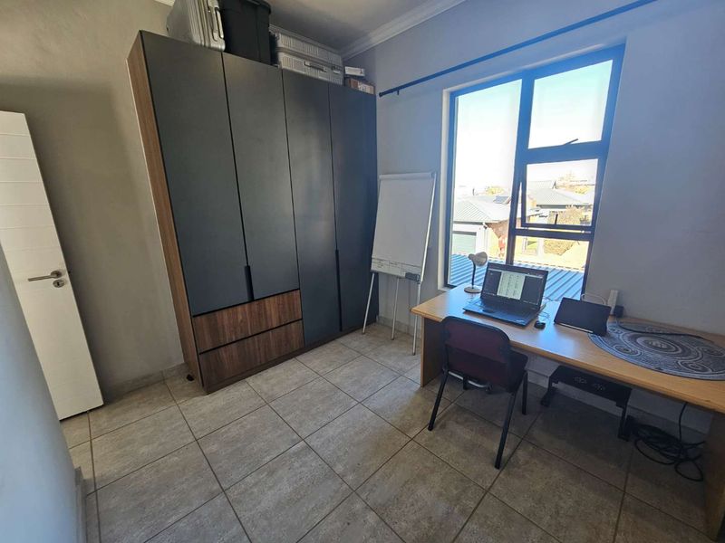 Stunning Modern 3-Bedroom 1st floor Apartment for Sale in Six Fountains Estate. Stunning view! Truly the entertainer's dream! - Photo 9