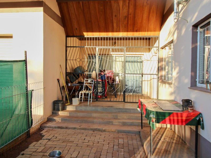 Otjiwarongo:  4 Bedr Corner Property Close to Schools FOR SALE - Photo 3