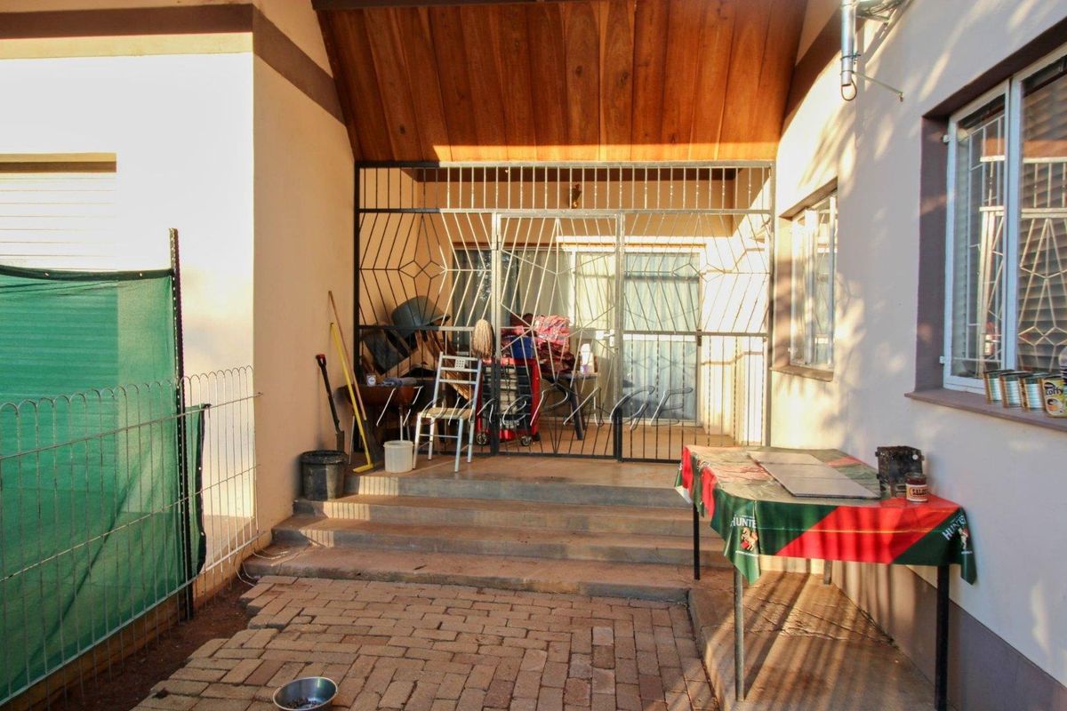 Otjiwarongo:  4 Bedr Corner Property Close to Schools FOR SALE - Photo 3