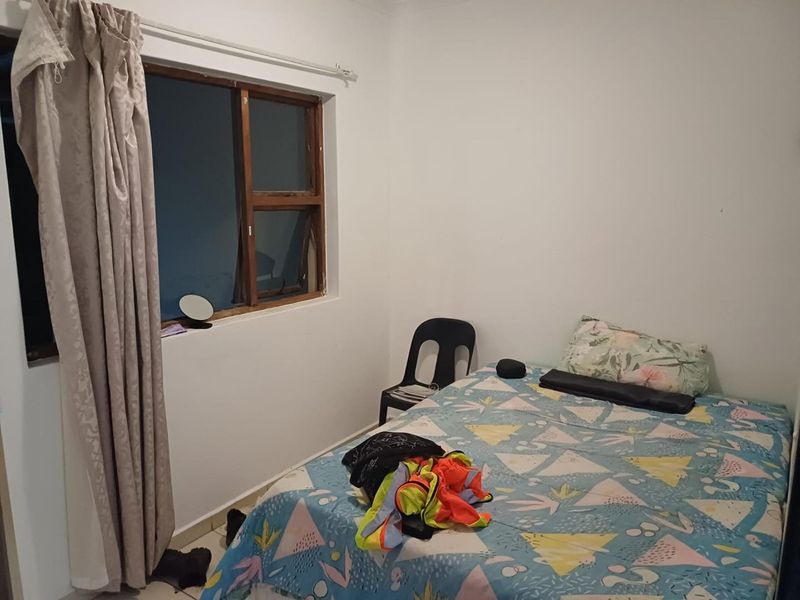 Charming 2-Bedroom Flat: In a Secure Complex - Photo 8