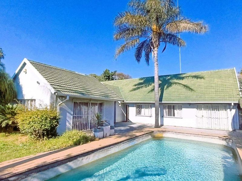 Spacious Suburban Gem:3-Bedroom Retreat with Pool and 3 Living Areas - Photo 2
