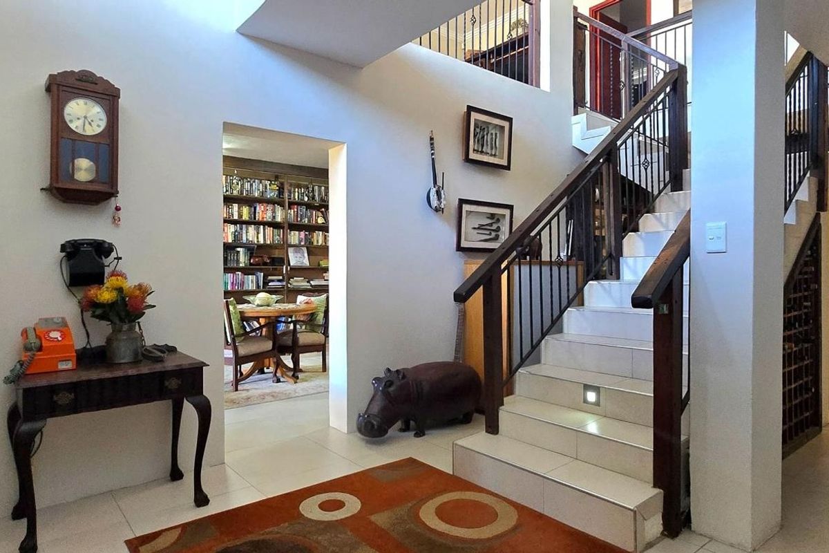 Tranquil Coastal Living with Luxury Touches and Stunning Entertainment Spaces in the Heart of Franskraal - Photo 4