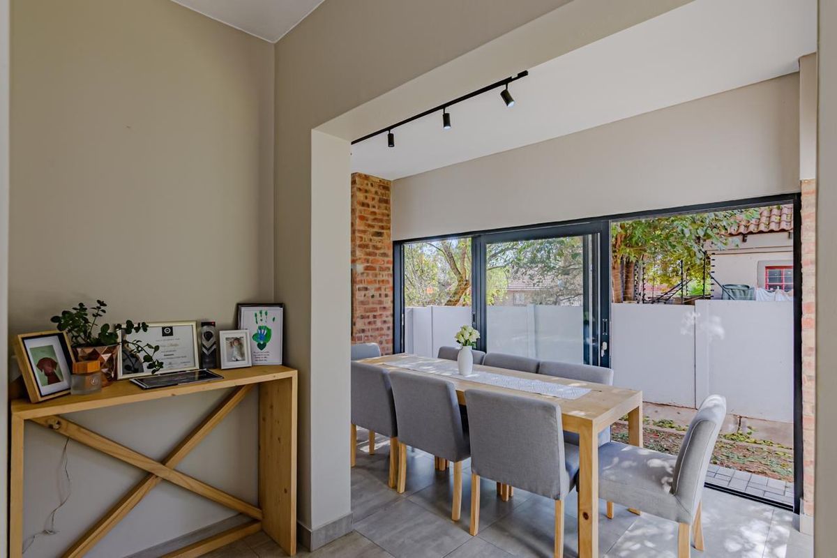 MODERN WITH ALL THE BELLS AND WHISTLES! - Photo 3