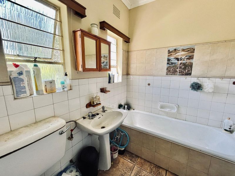 Spacious 5-Bed Home with Multiple En Suites & Garden - Photo 9