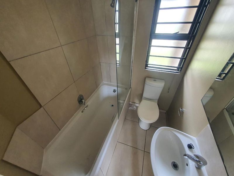 Ground Floor Modern Townhouse - Photo 7