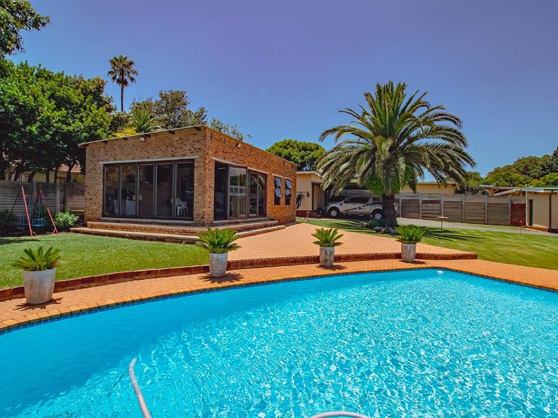 Well maintained Family Home on a large stand. - Photo 2