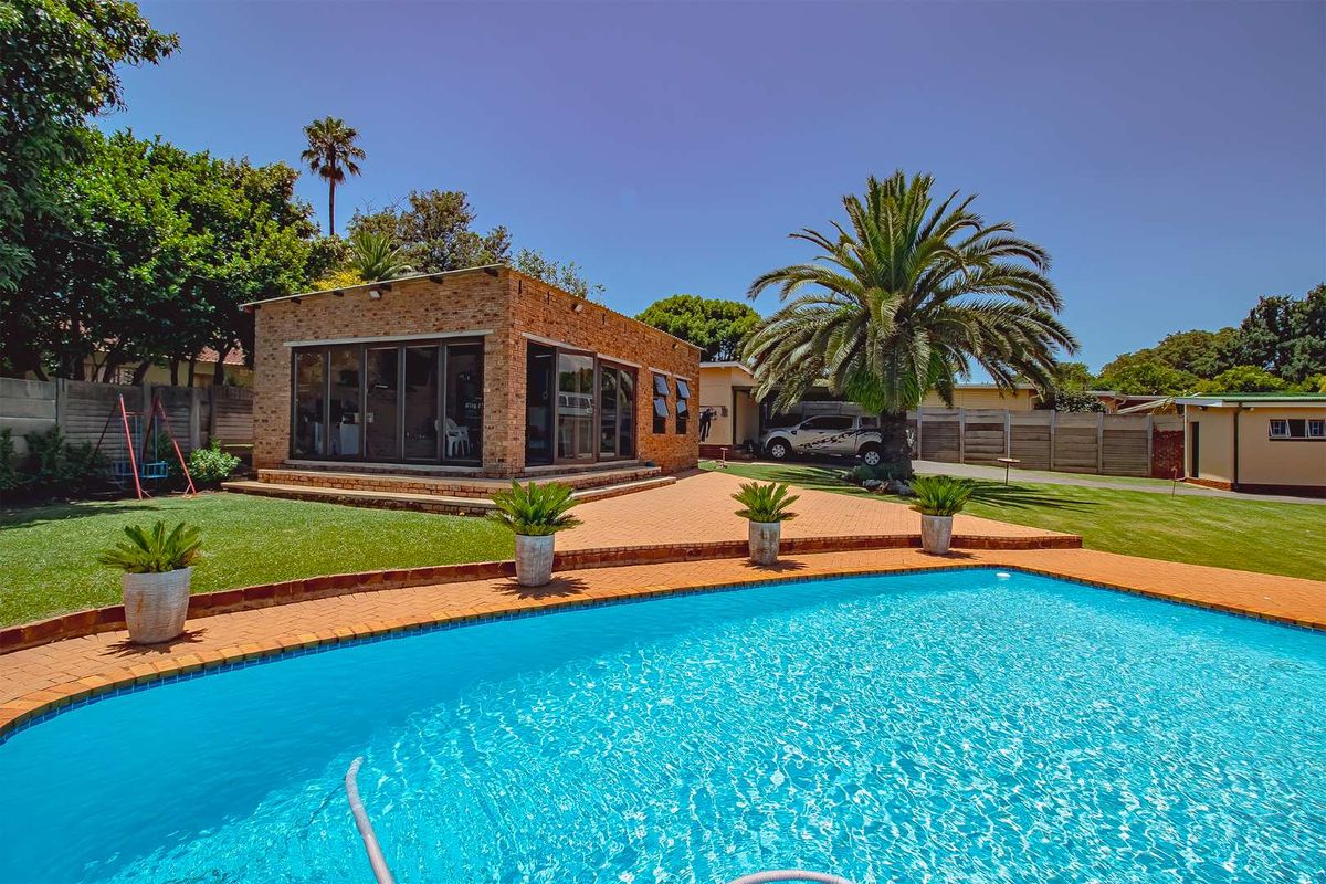 Well maintained Family Home on a large stand. - Photo 2