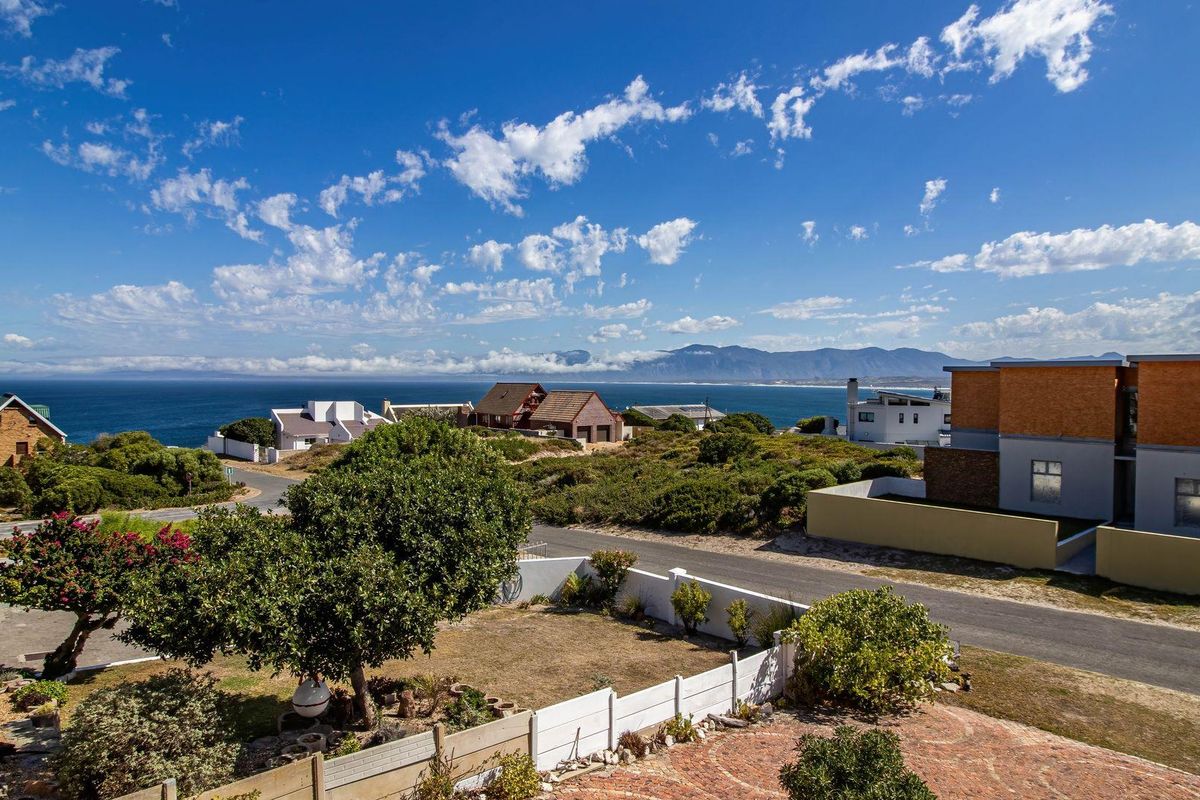 Perfectly Positioned Home with Sea Views - Photo 3