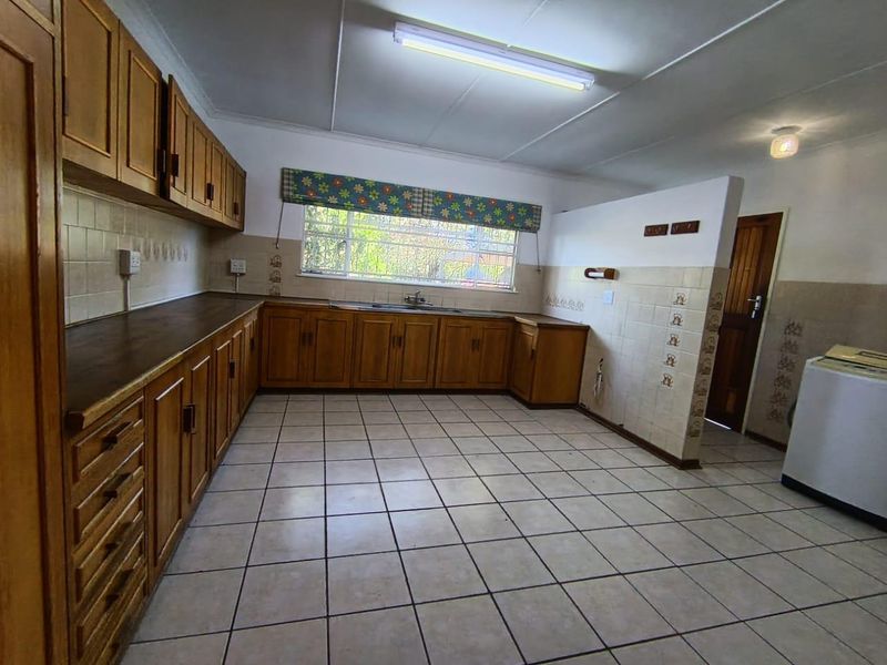 Spacious 5-Bedroom Home with Pool and Versatile Living Options - Photo 2