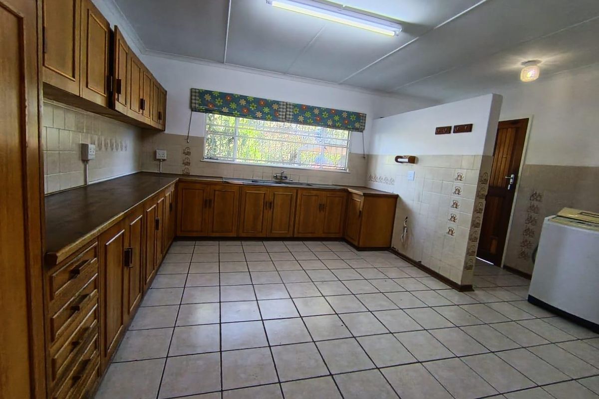 Spacious 5-Bedroom Home with Pool and Versatile Living Options - Photo 2