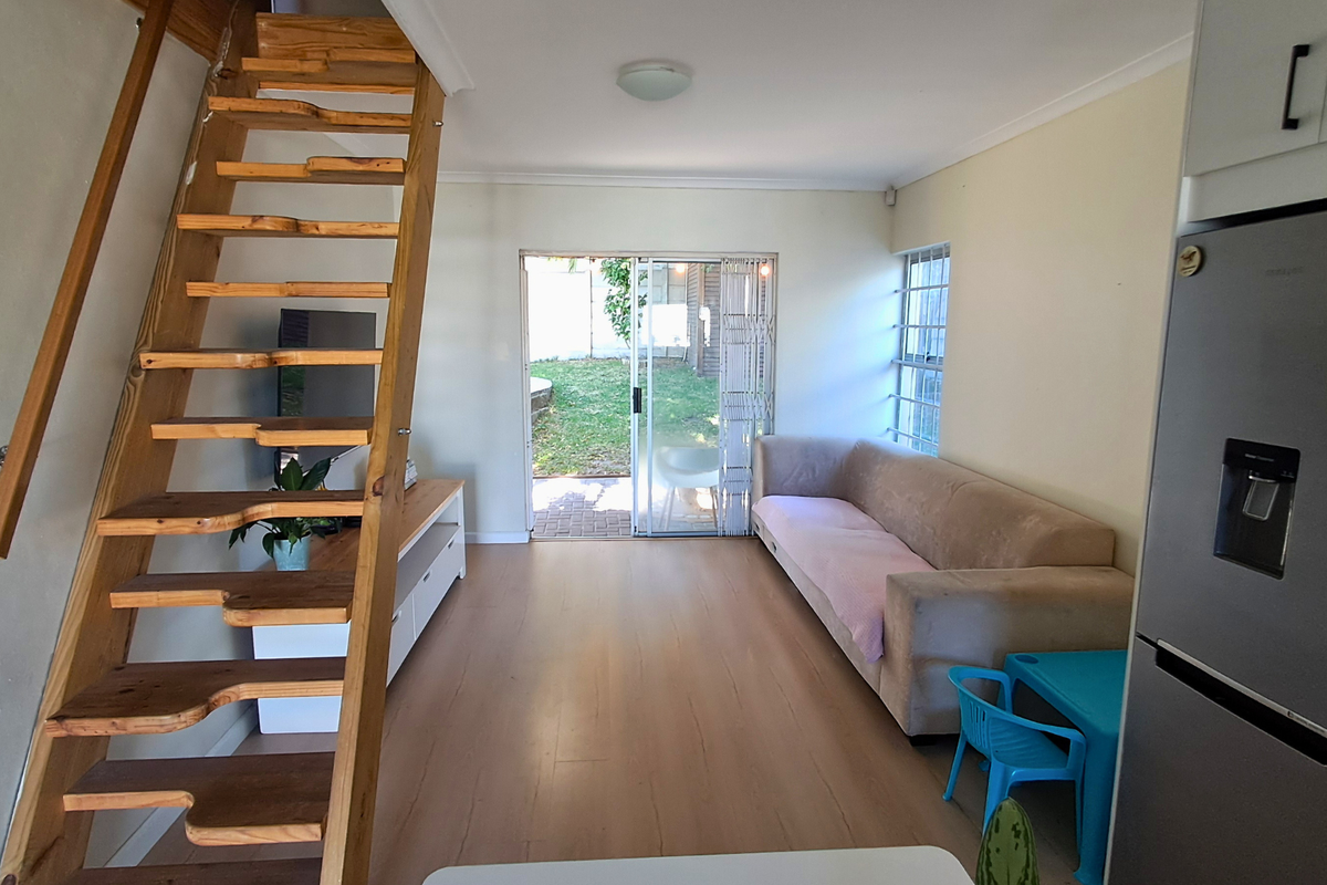 Neat 3 Bedroom Home With Pool in Brackenfell - Photo 4