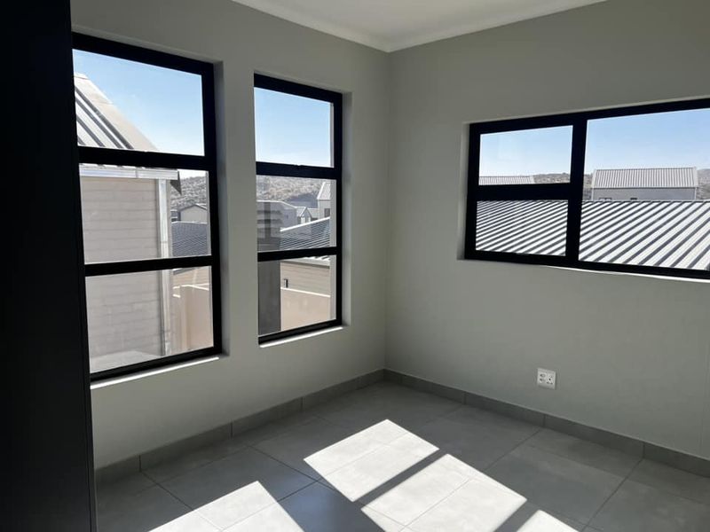 3 Bedroom Townhouse FOR SALE in Kleine Kuppe - Photo 7